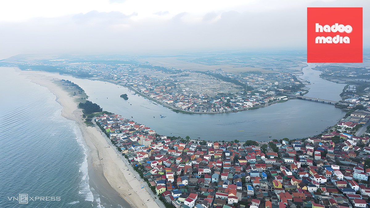 Nước trong sông Lý Hòa đổ ra biển bị cồn cát dài 1,6 km, rộng 100 m chắn ngang. Ảnh: Đắc Thành