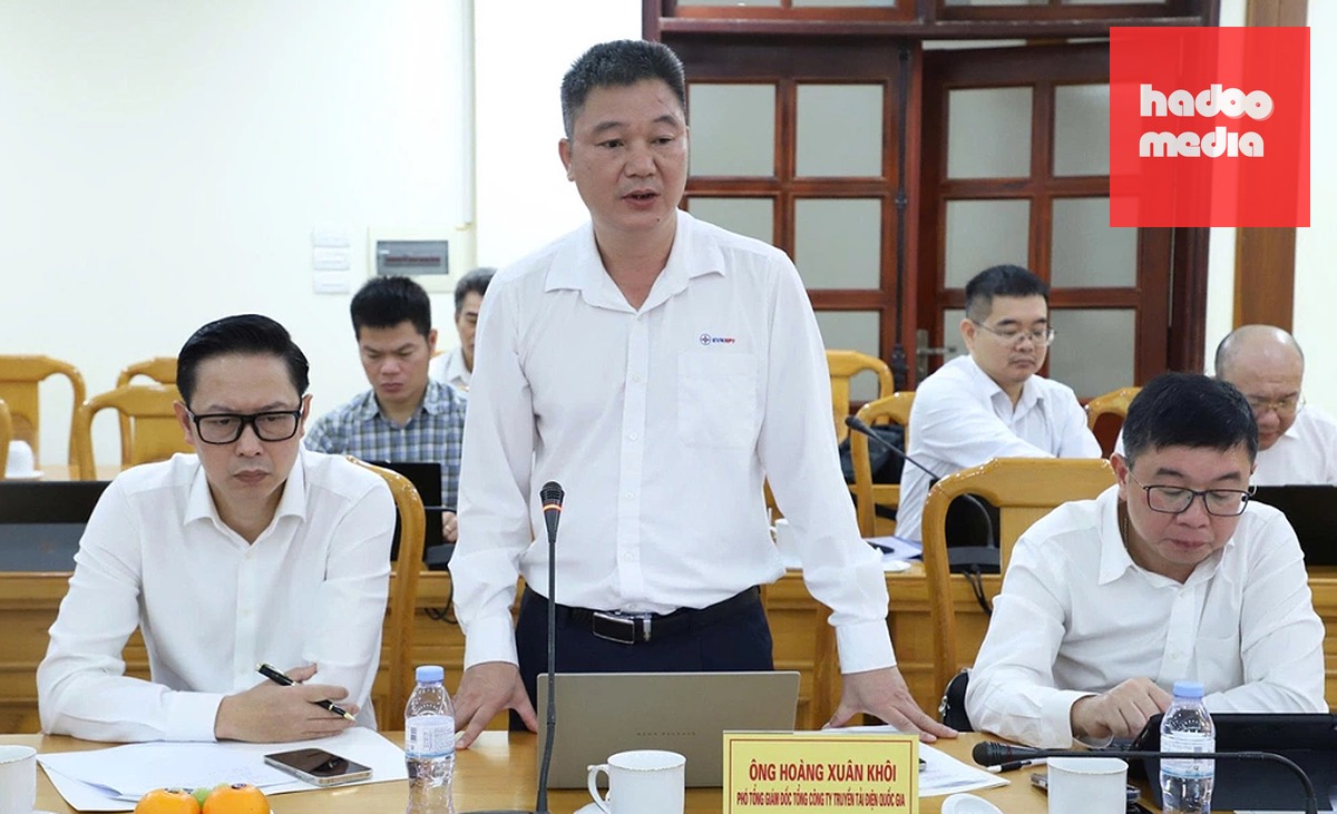 Ông Hoàng Xuân Khôi (đứng) tại một cuộc họp vào tháng 4-2026 - Ảnh: EVNNPT