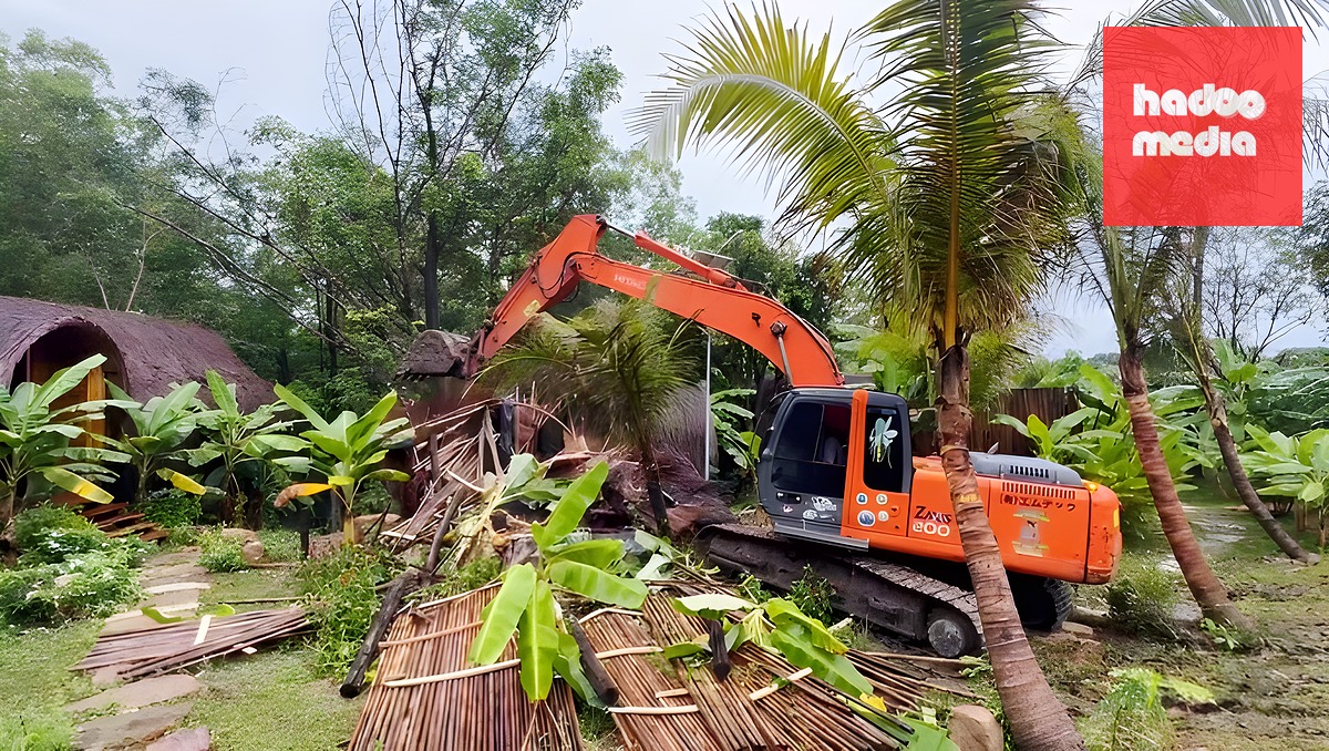 Máy xúc tháo dỡ các bungalow trong khu du lịch The Peak. Ảnh: Hoàng Dung