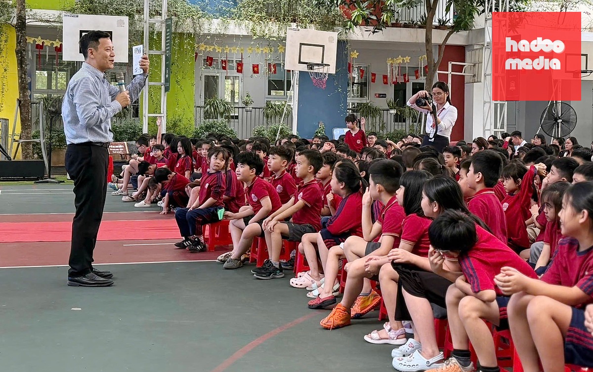 GS.TS Lê Anh Vinh trò chuyện về cuốn Chú robot tưởng mình là người với học sinh tại Hà Nội tháng 4-2026