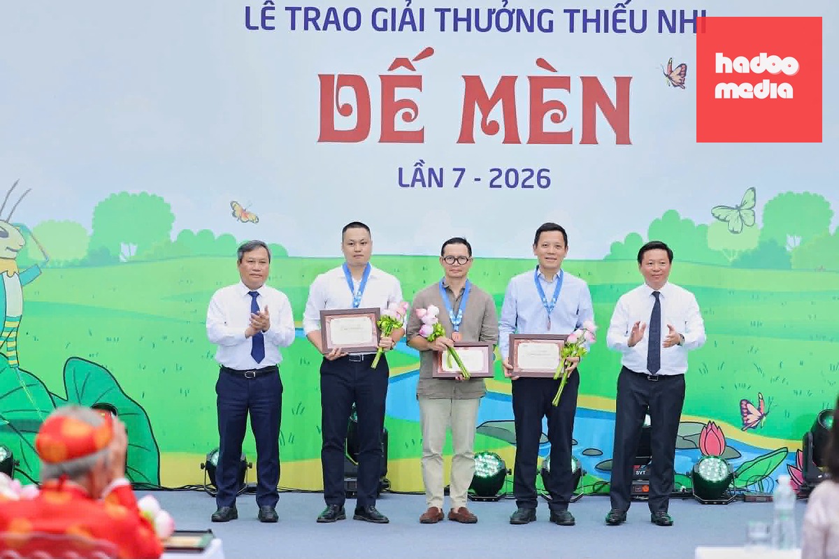 TS Lê Anh Vinh nhận giải thưởng Khát vọng Dế Mèn tháng 5-2026 cho cuốn Chú robot tưởng mình là người.