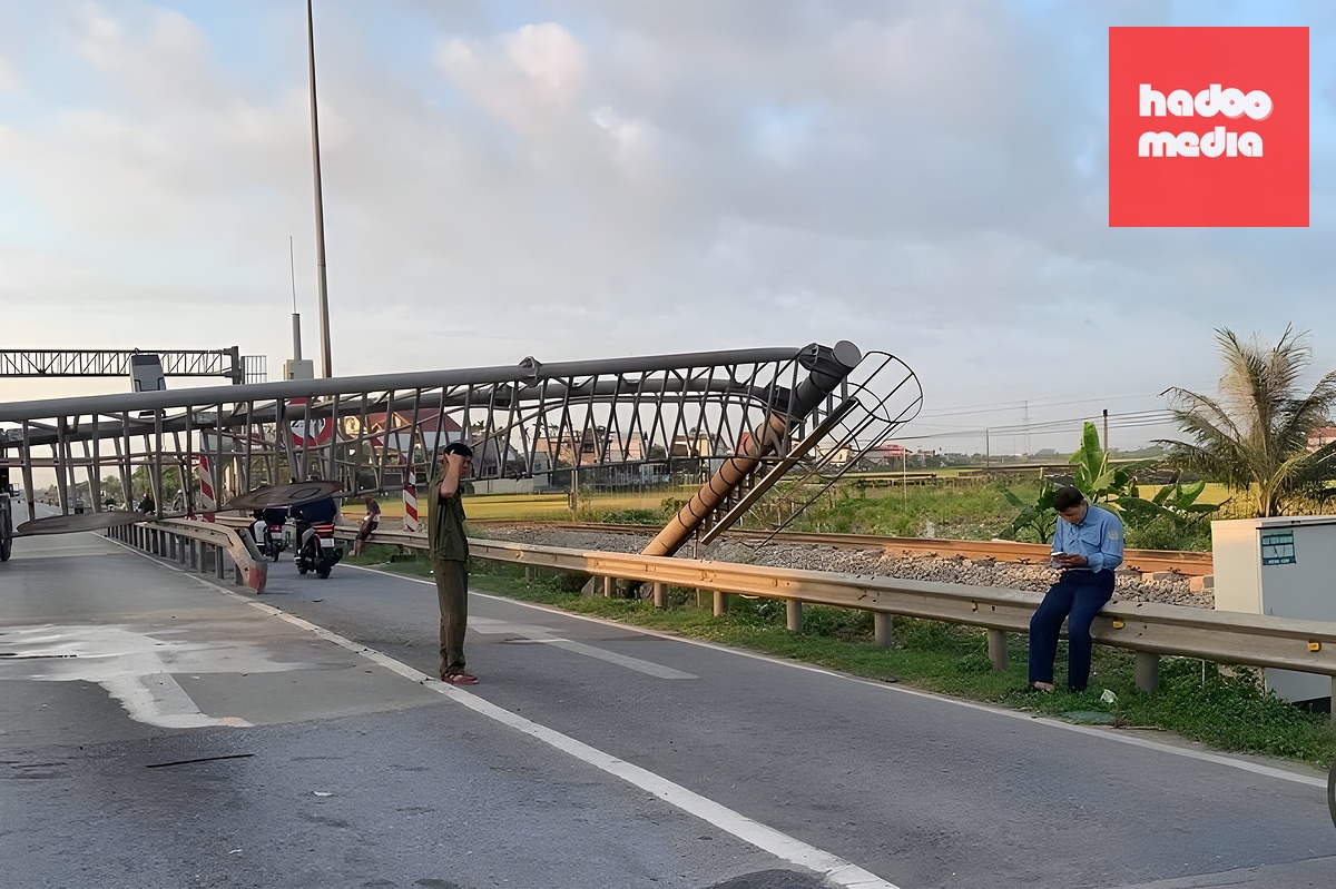 Giá đỡ camera trạm cân tự động trên quốc lộ 5 bị đổ, chắn ngang đường. Ảnh: Xuân Hoa