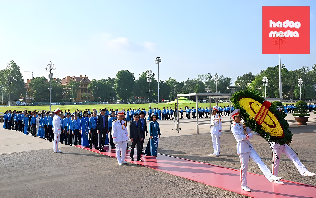 Đại biểu vào Lăng viếng Chủ tịch Hồ Chí Minh, sáng 3/6. Ảnh: Hoàng Phong