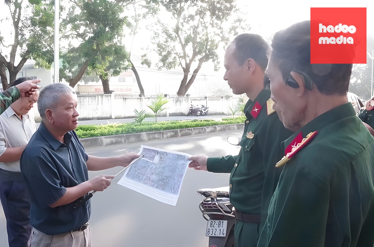 Quân đội và chuyên gia khảo sát ở khu vực đường Trường Chinh (Kon Tum cũ), nơi sắp khai quật mộ liệt sĩ tập thể. Ảnh: Bộ Chỉ huy Quân sự tỉnh Quảng Ngãi