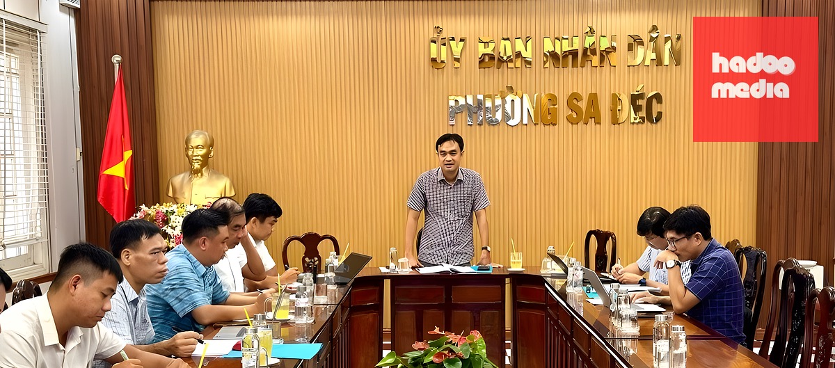 Ông Nguyễn Văn Vũ Minh - Bí thư Đảng ủy phường Sa Đéc - làm việc với các chuyên gia Viện Khoa học thủy lợi miền Nam - Ảnh: Đ.T.