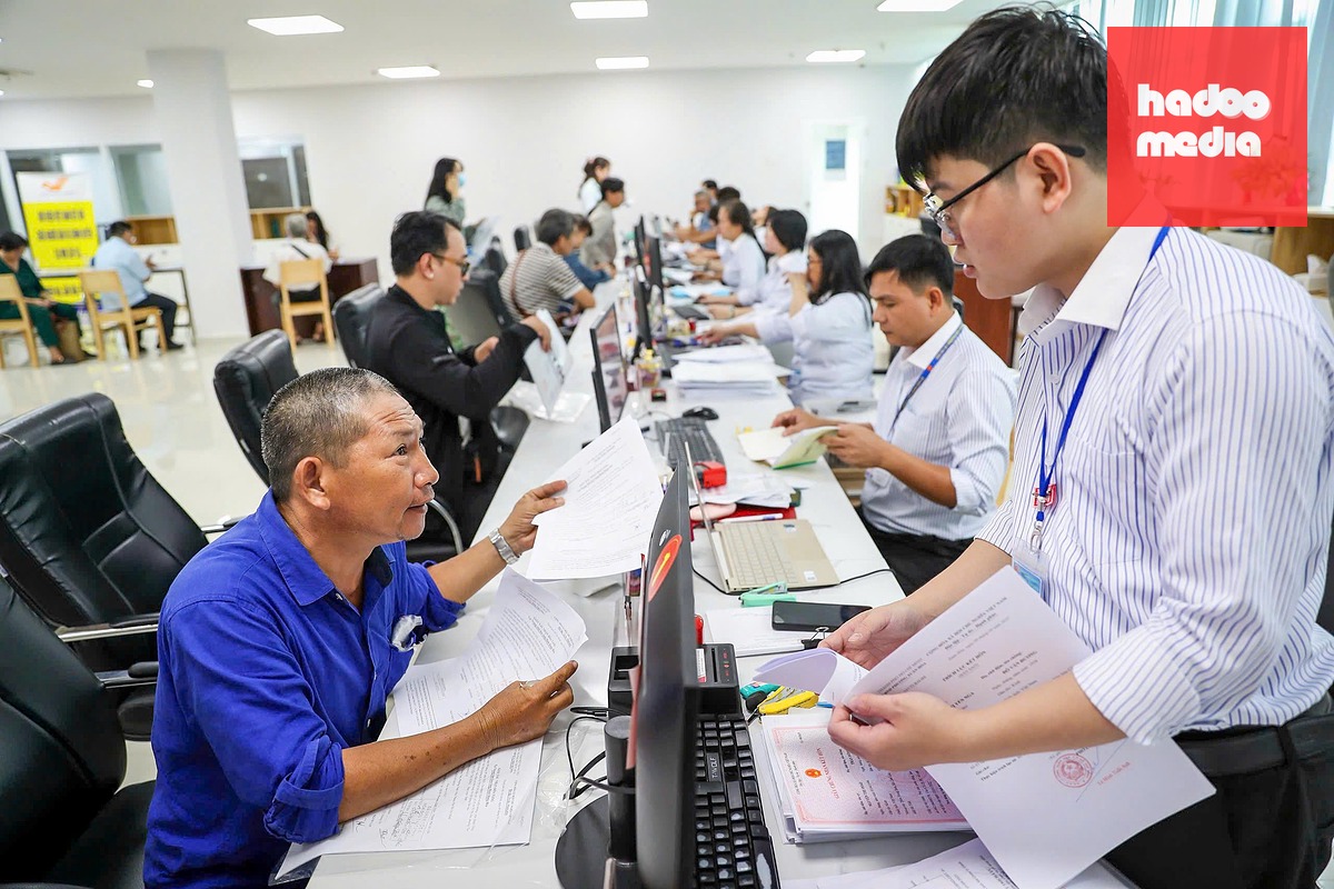 Người dân làm thủ tục hành chính tại Trung tâm phục vụ hành chính công phường Xuân Hòa, TP.HCM - Ảnh: QUANG ĐỊNH