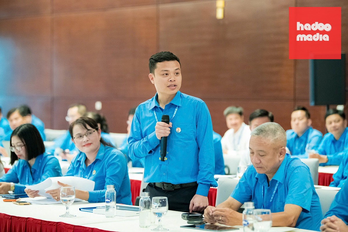 Anh Nguyễn Văn Tuấn, Công đoàn Thái Nguyên, chia sẻ kinh nghiệm để nâng cao năng suất lao động tại Trung tâm thảo luận số 5 về triển khai phong trào thi đua "Lao động giỏi, năng suất cao, thu nhập tốt" - Ảnh: NAM TRẦN