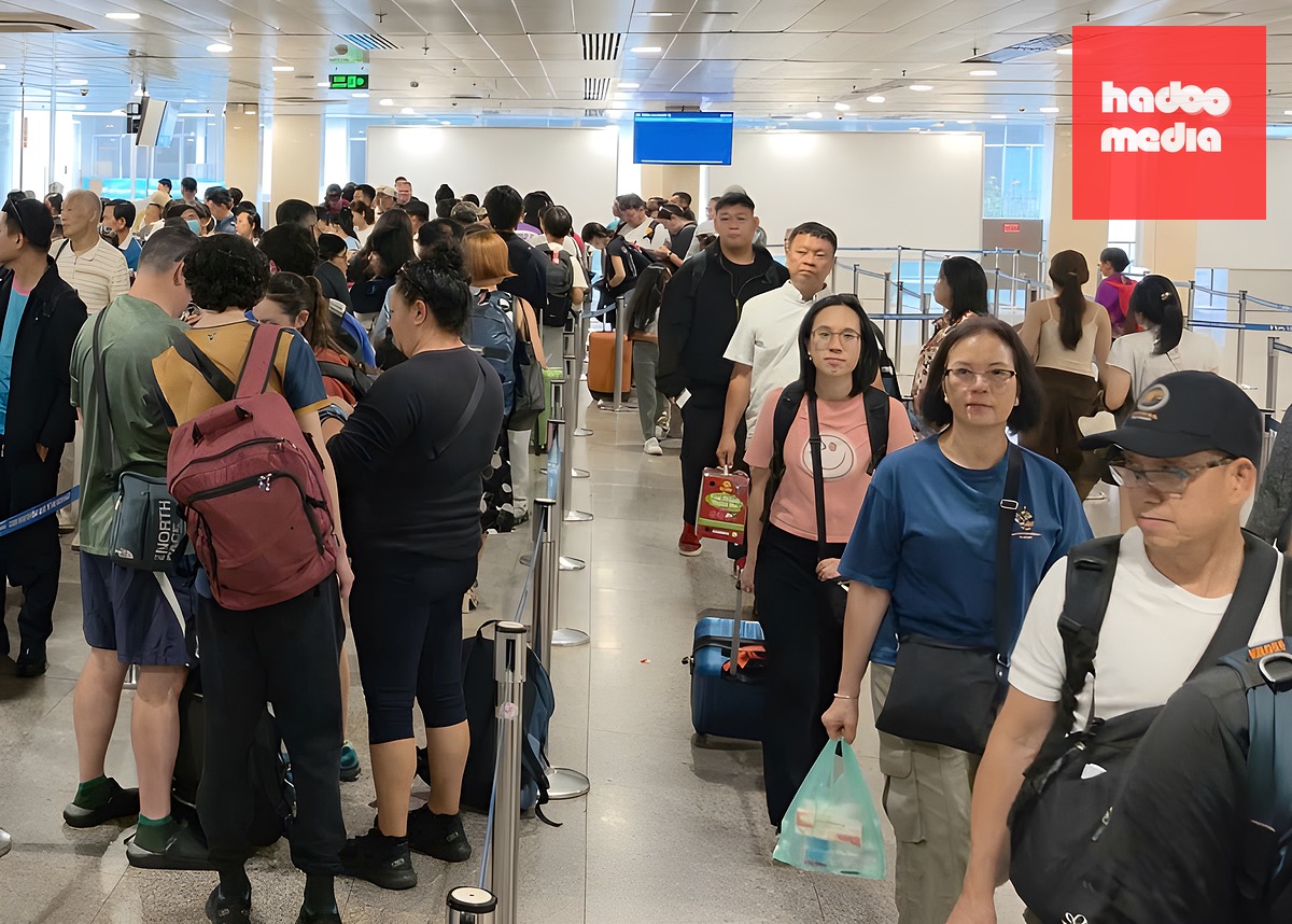 Hành khách ở khu vực kiểm soát an ninh ga T1 sân bay Tân Sơn Nhất, ngày 31/5. Ảnh: Đình Văn
