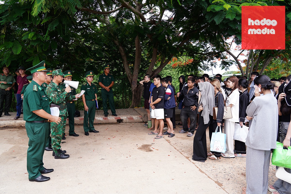 Bộ đội biên phòng tỉnh An Giang tiếp nhận 180 công dân Việt Nam do Campuchia trao trả - Ảnh: TIẾN VINH