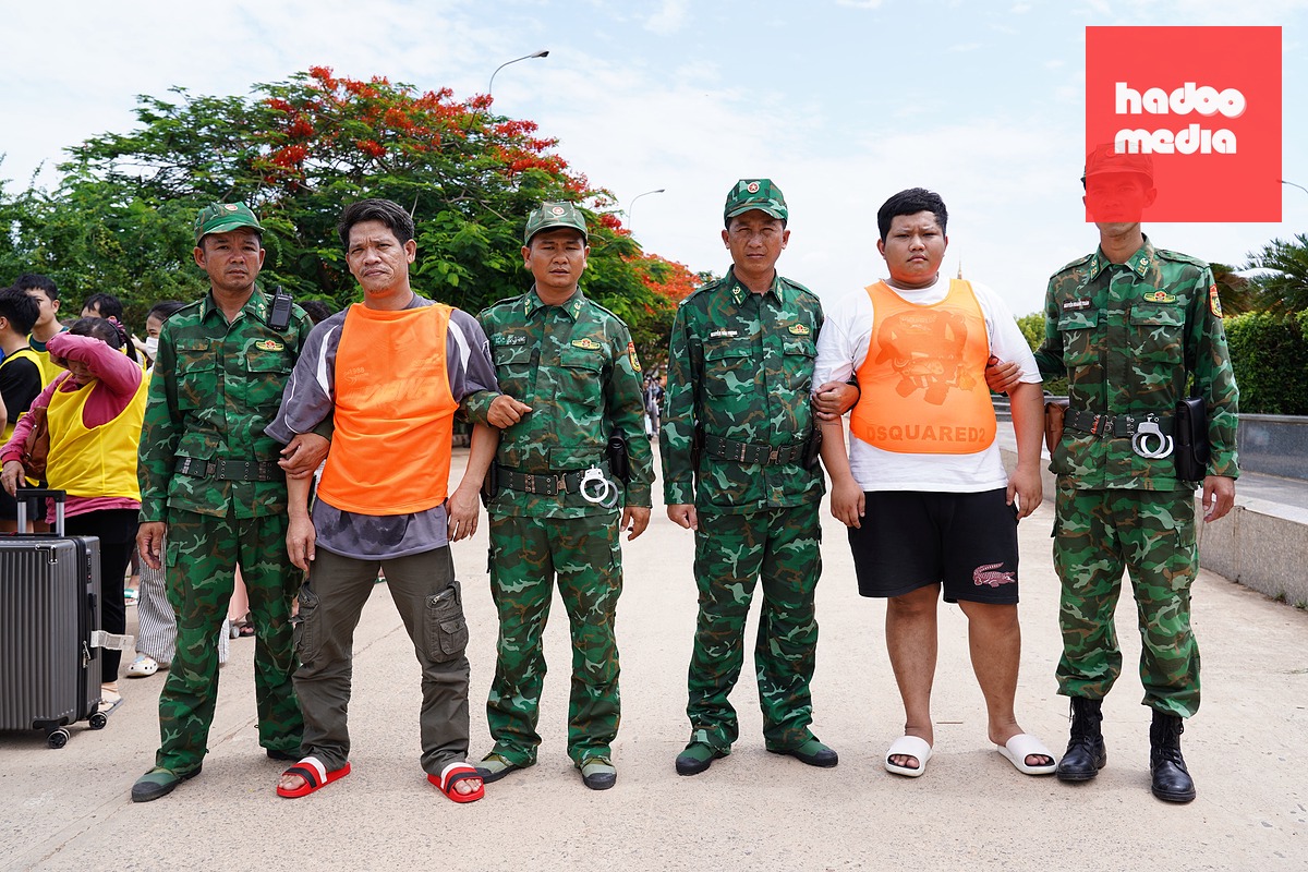 Trong số 180 công dân Việt Nam tiếp nhận lần này, lực lượng chức năng địa phương phát hiện hai người bị truy nã - Ảnh: TIẾN VINH
