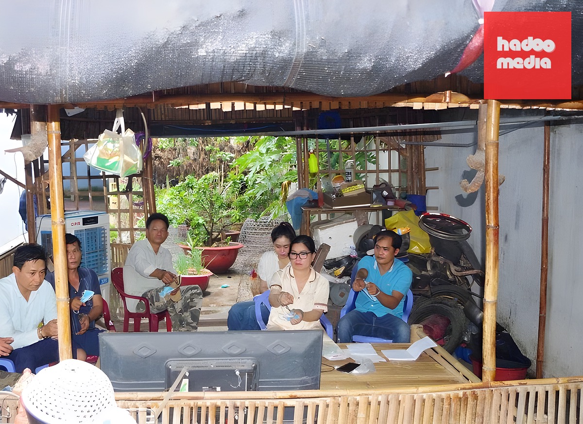 Nhóm người đánh bạc bị bắt quả tang. Ảnh: Công an Tây Ninh