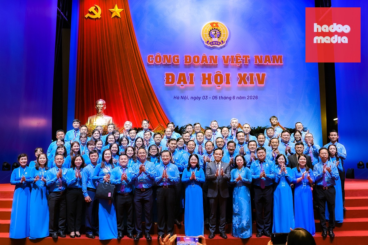 Bí thư Thành ủy TP.HCM Trần Lưu Quang (giữa) chụp ảnh cùng đoàn đại biểu TP.HCM tại Đại hội XIV Công đoàn Việt Nam - Ảnh: HẢI NGUYỄN