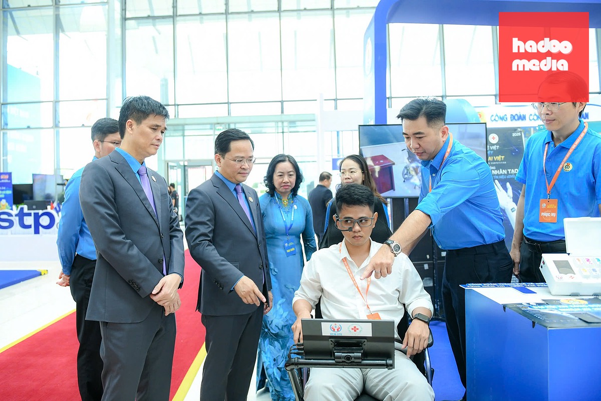 Lãnh đạo Tổng liên đoàn Lao động Việt Nam tìm hiểu gian trưng bày của Liên đoàn Lao động TP.HCM tại Triển lãm trí tuệ người lao động Việt Nam - Ảnh: NAM TRẦN