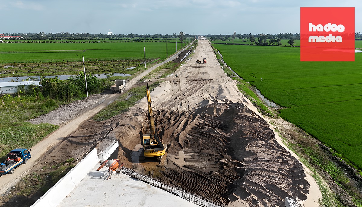 Công trường cao tốc Châu Đốc - Cần Thơ - Sóc Trăng, đoạn qua xã Trường Xuân, TP Cần Thơ. Ảnh: An Bình