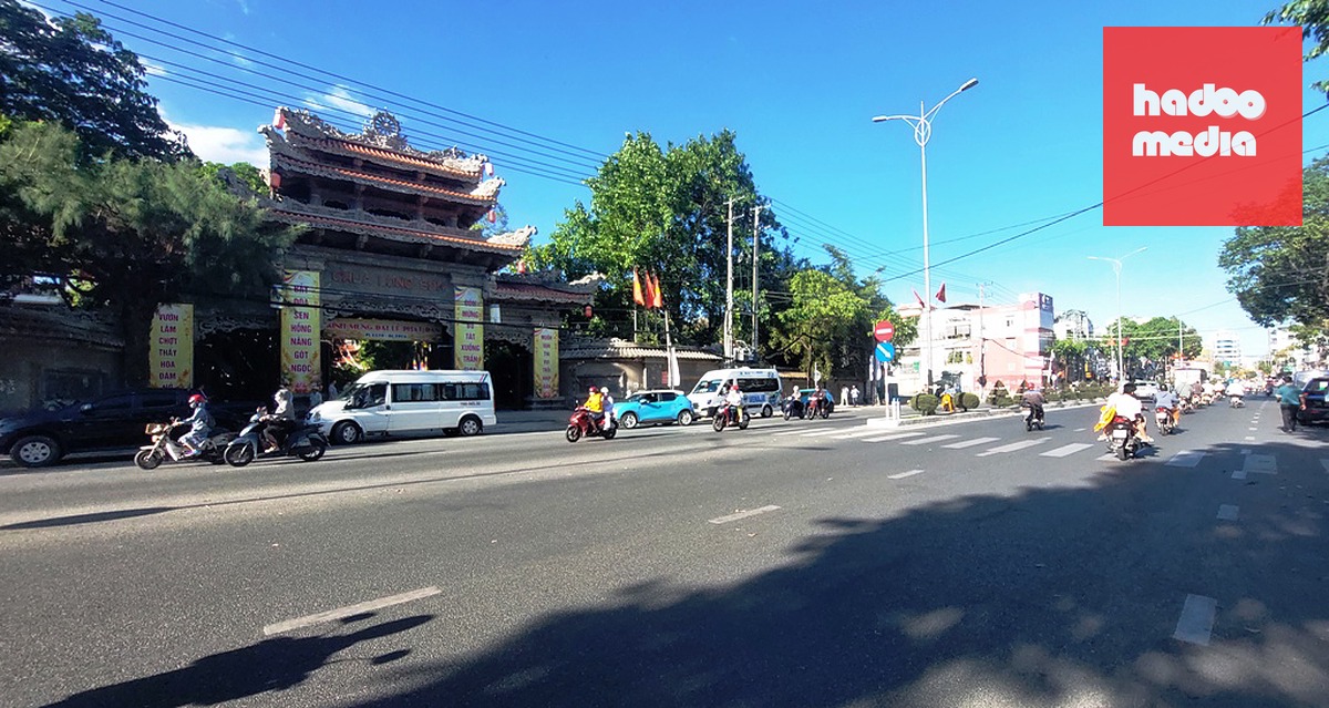 Đoạn đường 23 Tháng 10 Nha Trang trước cổng chùa Long Sơn hiện nay - Ảnh: PHAN SÔNG NGÂN