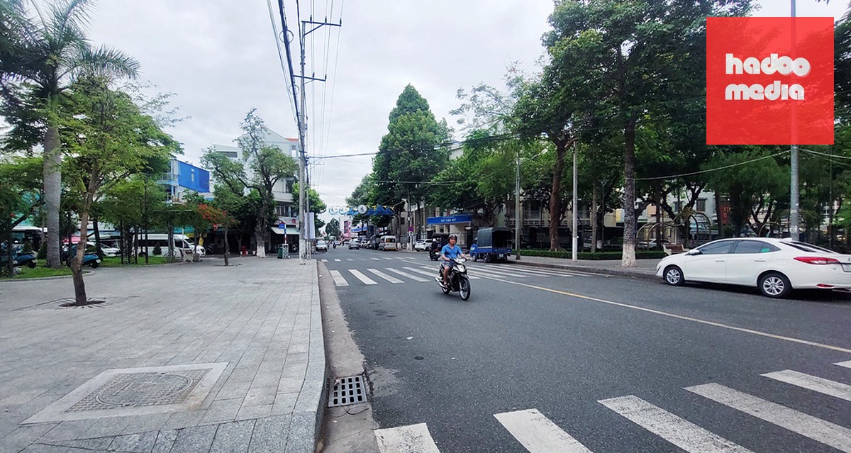 Trường THCS Võ Văn Ký và công viên cùng tên ở hai bên đường Yersin, Nha Trang hiện nay - Ảnh: PHAN SÔNG NGÂN