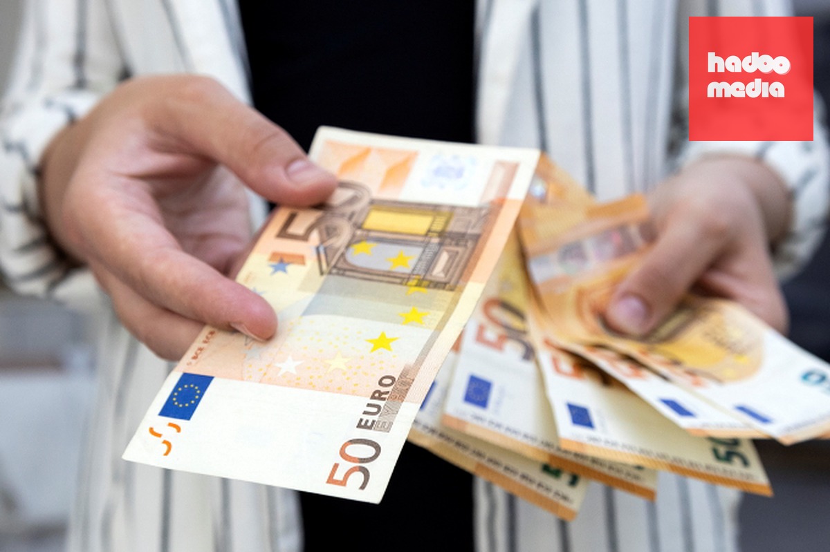 Các tờ euro được chụp vào ngày 30/5/2022. Ảnh: Reuters