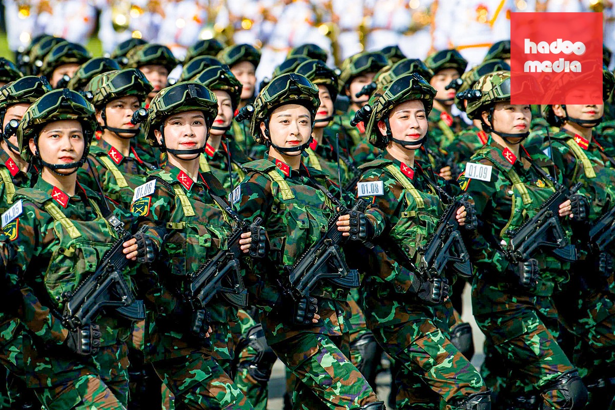 Các nữ quân nhân Quân đội nhân dân Việt Nam trong quân phục ngụy trang, bồng súng tiểu liên STV thế hệ mới do Việt Nam sản xuất, từng bước thay thế "huyền thoại" AK-47 trong hợp luyện cho nhiệm vụ A80 năm 2025 - Ảnh: NAM TRẦN