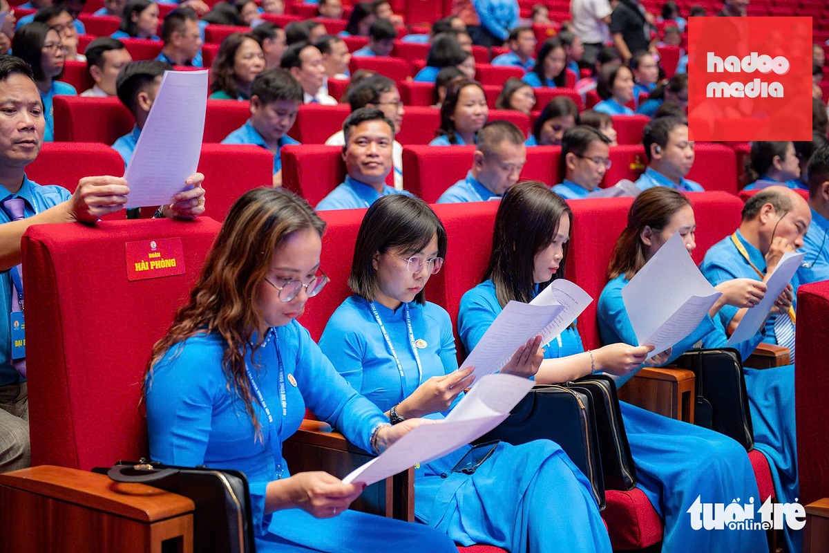 Các đại biểu tham dự Đại hội XIV Công đoàn Việt Nam, bàn về các nội dung sát sườn người lao động như tiền lương, ngày nghỉ, giảm giờ làm, bảo hiểm xã hội - Ảnh: NAM TRẦN