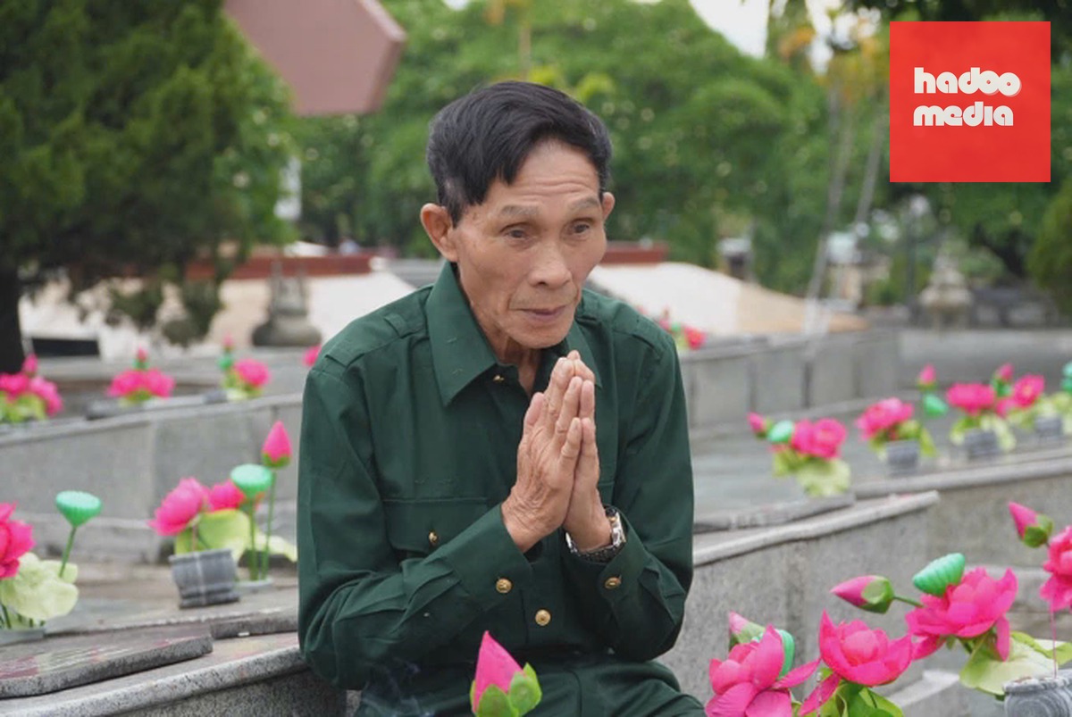 Đại tá Trần Thanh Hòa trong Nghĩa trang liệt sĩ Kon Tum, trên đường Trường Chinh, nơi diễn ra cuộc tìm kiếm khu vực nghi có mộ tập thể 70-90 liệt sĩ. Ảnh: Phạm Linh
