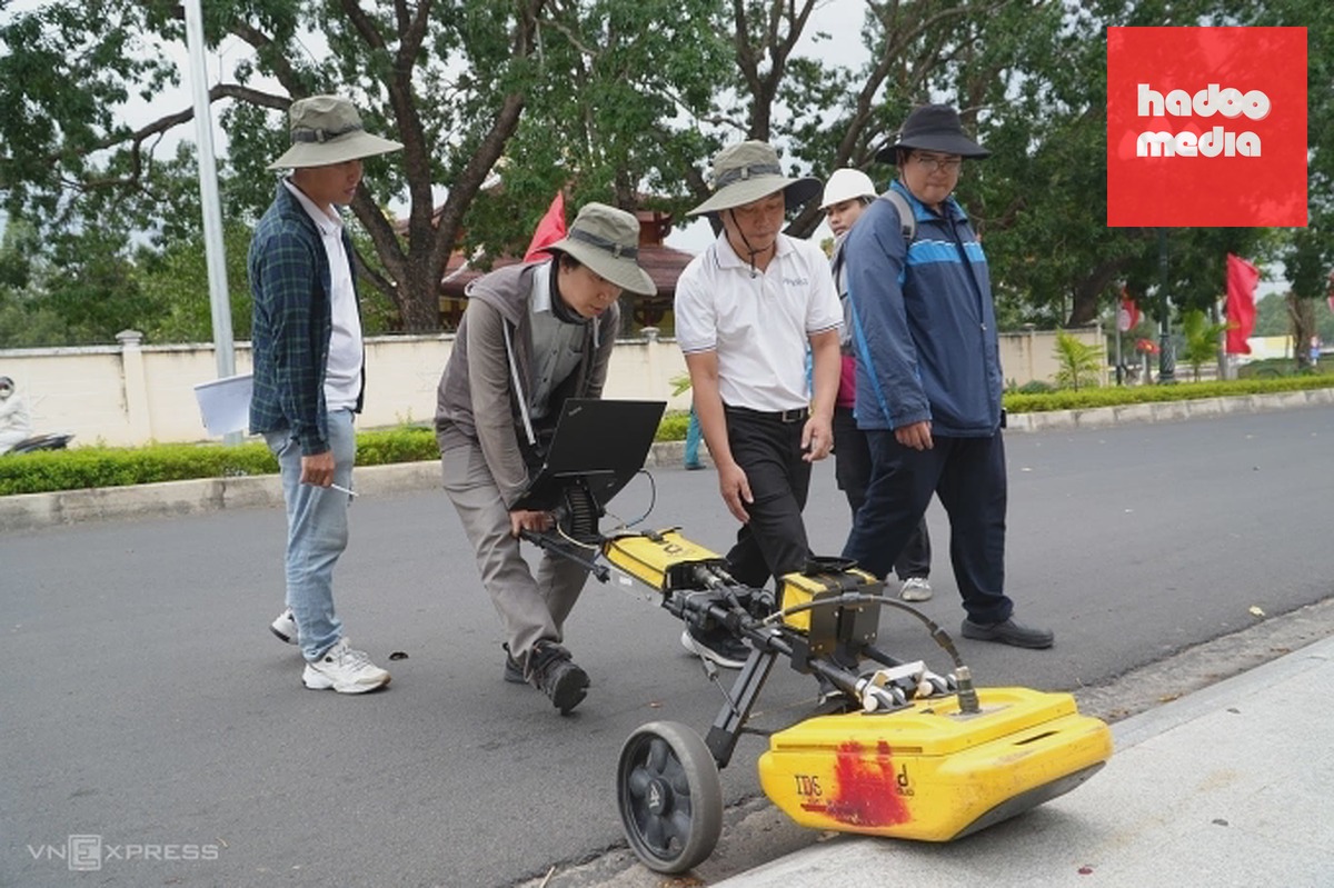 Chuyên gia quét radar ở phía đông Nghĩa trang liệt sĩ Kon Tum, giao giữa đường Trường Chinh và Hàm Nghi, nơi người dân từng phát hiện mộ liệt sĩ. Ảnh: Phạm Linh