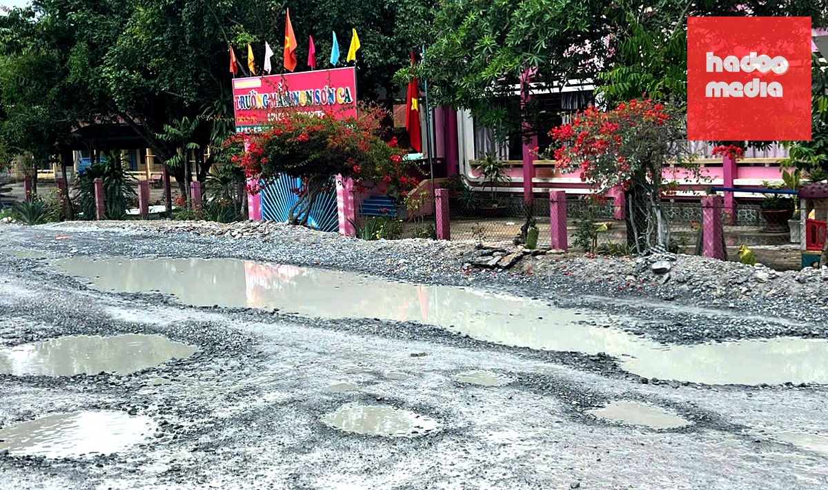 Sở Xây dựng Đồng Tháp ghi nhận tình trạng tuyến đường hư hỏng nghiêm trọng gây mất an toàn giao thông - Ảnh: Đ.T.