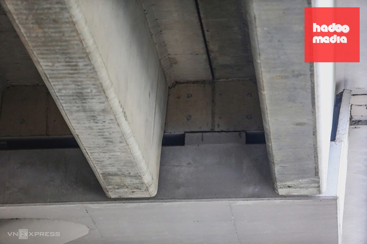 Các gối bị xê dịch chèn tạm bằng thớt gỗ. Ảnh: Việt An
