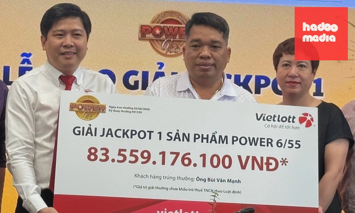 Anh Bùi Văn Mạnh (giữa) nhận Jackpot hơn 83 tỷ đồng, chiều 5/6. Ảnh: Anh Tú