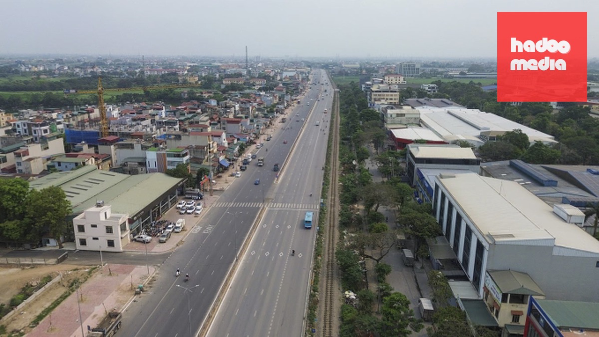 Hiện trạng quốc lộ 1 trước khi mở rộng lên 10 làn xe, có tuyến đường sắt quốc gia bên phải. Ảnh: Phạm Chiểu