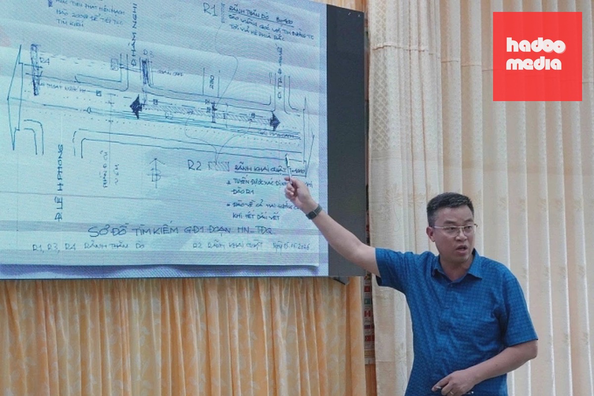 Đại tá Bùi Yên Tĩnh, Cục phó Tác chiến đề xuất phương án đào rãnh thăm dò. Ảnh: Việt Hùng