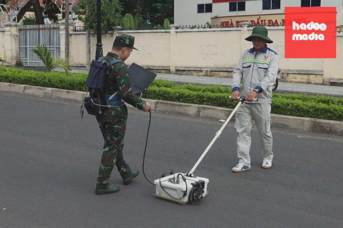 Quân đội dùng radar thăm dò khu vực đường Trường Chinh, chiều 5/6. Ảnh: Quốc Thanh