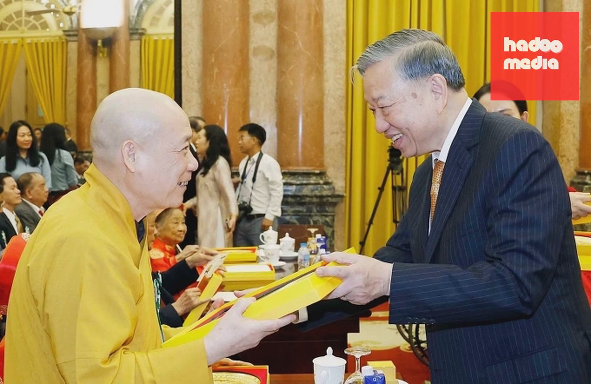 Tổng Bí thư, Chủ tịch nước Tô Lâm tặng quà các đại biểu. Ảnh: TTXVN