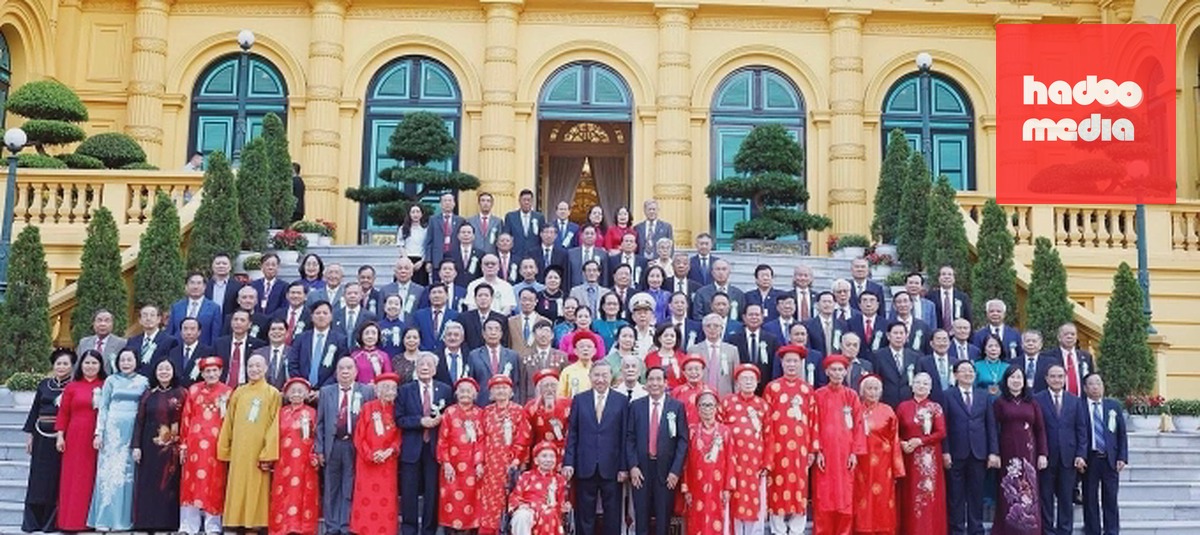 Tổng Bí thư, Chủ tịch nước Tô Lâm và các đại biểu người cao tuổi. Ảnh: TTXVN