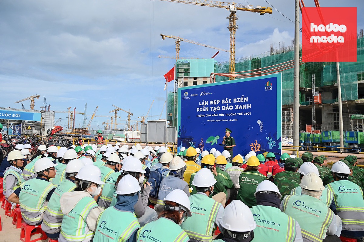 Khoảng 100 kỹ sư, công nhân và lực lượng biên phòng An Giang ra quân thu gom rác dọc các bãi biển, dự án đón APEC 2027 ở Phú Quốc - Ảnh: LINH NGUYỄN