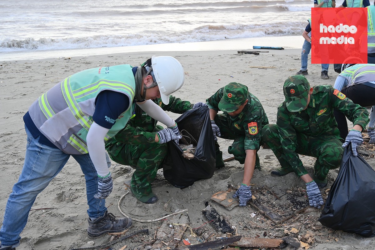 Thu gom rất nhiều rác thải dọc bãi biển ở Phú Quốc