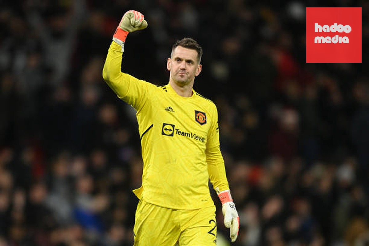 Man Utd tiếp tục trói chân Heaton.