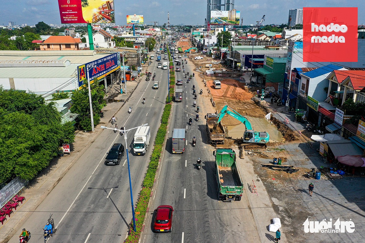 Theo nghiên cứu, lưu lượng hành khách lớn nhất vào giờ cao điểm của tuyến sau khi metro TP Thủ Dầu Một - TP.HCM kéo dài đến Tao Đàn là khoảng 18.592 hành khách/giờ/hướng. Hiện nay, TP.HCM cũng đang triển khai mở rộng, nâng cấp quốc lộ 13 đoạn qua Bình Dương cũ và chuẩn bị khởi công mở rộng đoạn từ cầu Vĩnh Bình đến chân cầu Bình Triệu - Ảnh: TRÍ ĐỨC