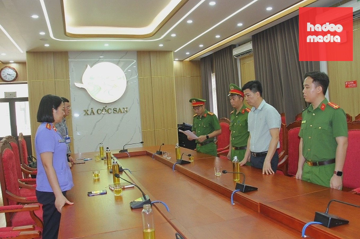 Công an tống đạt lệnh khởi tố bị can Đào Minh Khánh. Ảnh: Công an cung cấp