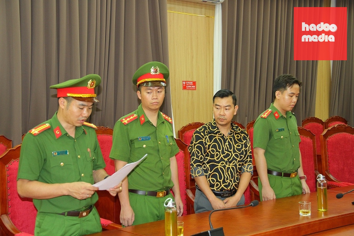 Bị can Nguyễn Đức Giang (áo hoa, thứ hai từ phải qua). Ảnh: Công an cung cấp