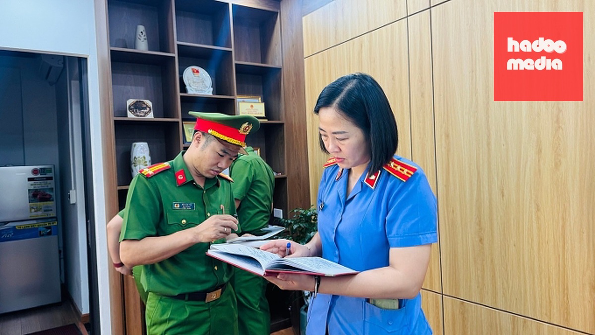 Cơ quan điều tra và VKS khám xét nơi ở của nghi phạm. Ảnh: Công an cung cấp