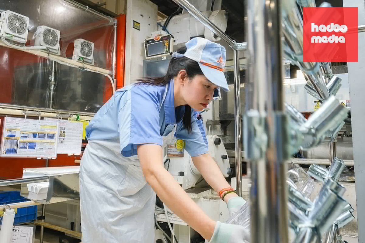 Lao động làm việc ở một công ty sản xuất sản phẩm phụ trợ cho ô tô, xe máy tại Hà Nội - Ảnh: HÀ QUÂN