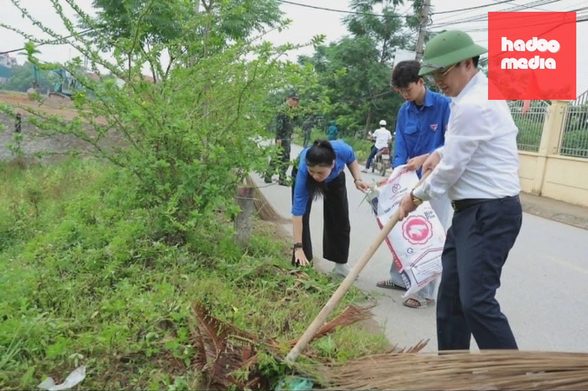 Xã Phú Nghĩa, Hà Nội ra quân dọn dẹp vệ sinh môi trường, sáng 6/5. Ảnh: Kim Thoa