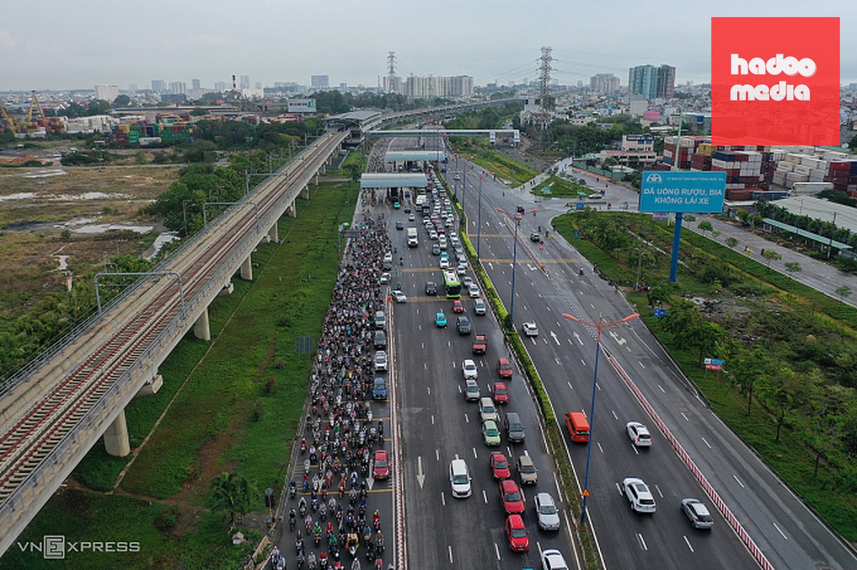 Trạm thu phí trên xa lộ Hà Nội. Ảnh: Quỳnh Trần