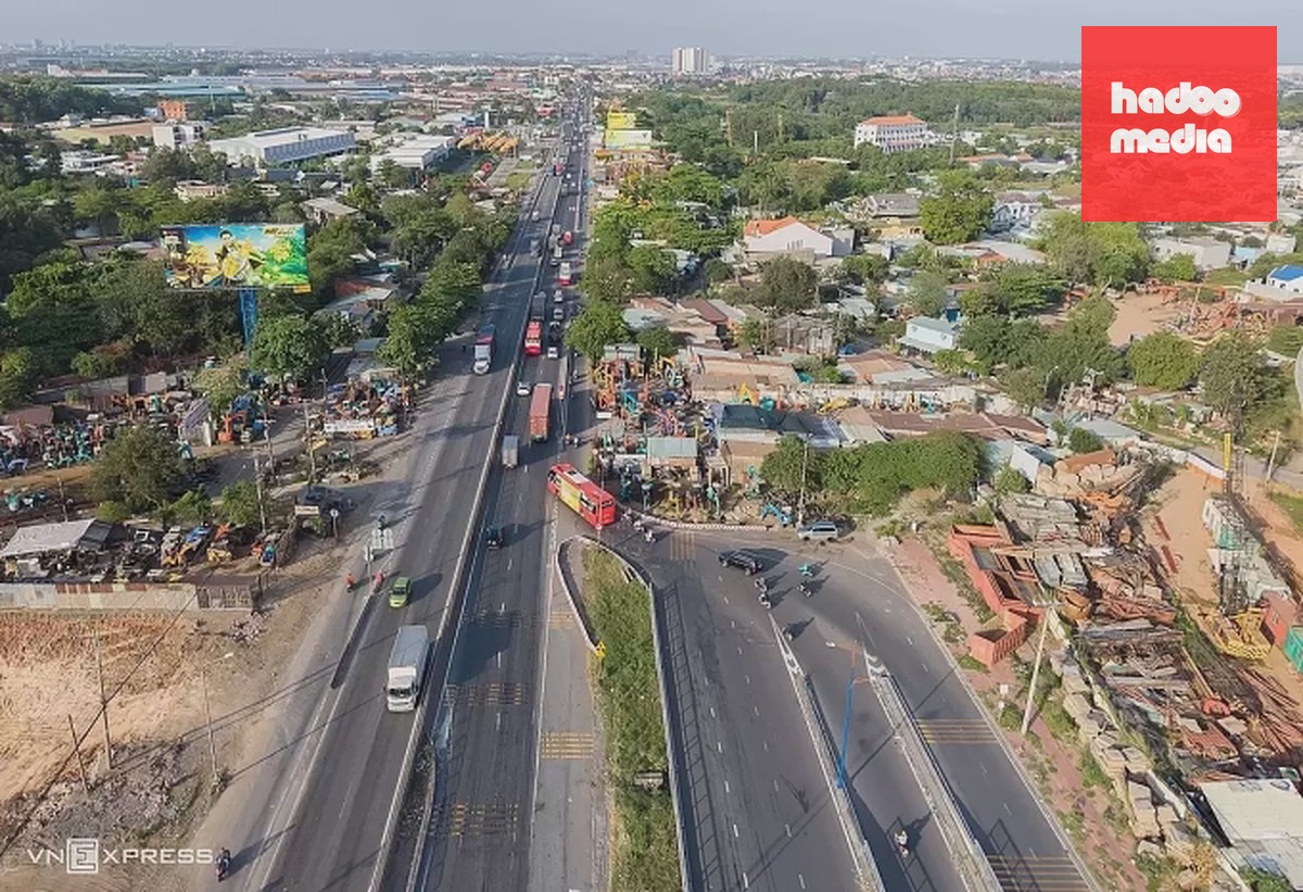 Đoạn "thắt cổ chai" qua Bình Dương (cũ) thuộc dự án mở rộng xa lộ Hà Nội và quốc lộ 1 do chậm tiến độ giải phóng mặt bằng nhiều năm. Ảnh: Quỳnh Trần