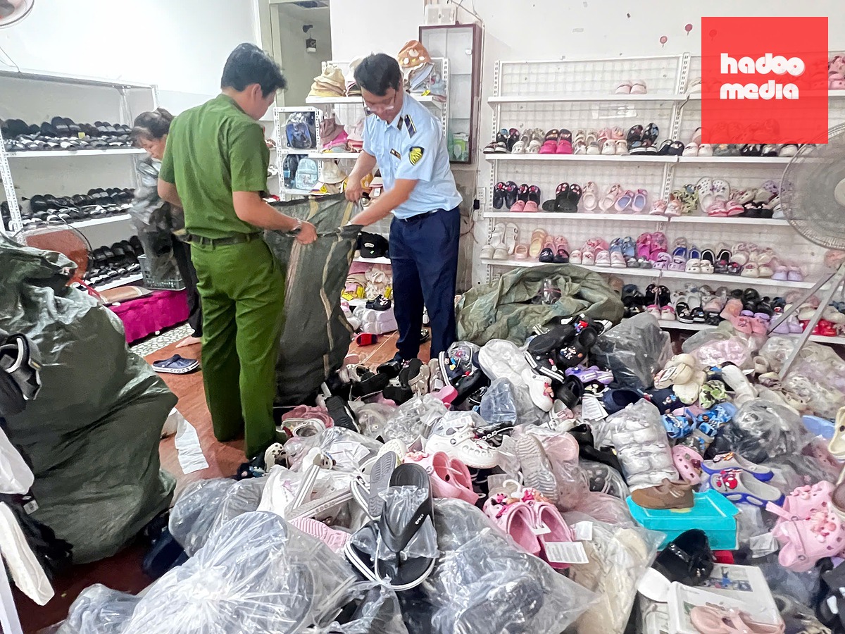 Hàng loạt sản phẩm giày dép tại các shop được xác định là hàng giả mạo các thương hiệu nổi tiếng như Adidas, Hermes, Nike, Gucci, Crocs - Ảnh: T.G.