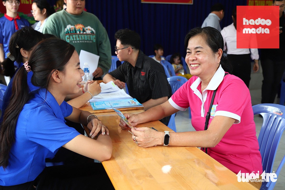 Bà Nguyễn Thị Hà vui mừng khi phường Cái Lái có điểm hỗ trợ dịch vụ công trực tuyến cho người dân - Ảnh: NGỌC LÂN
