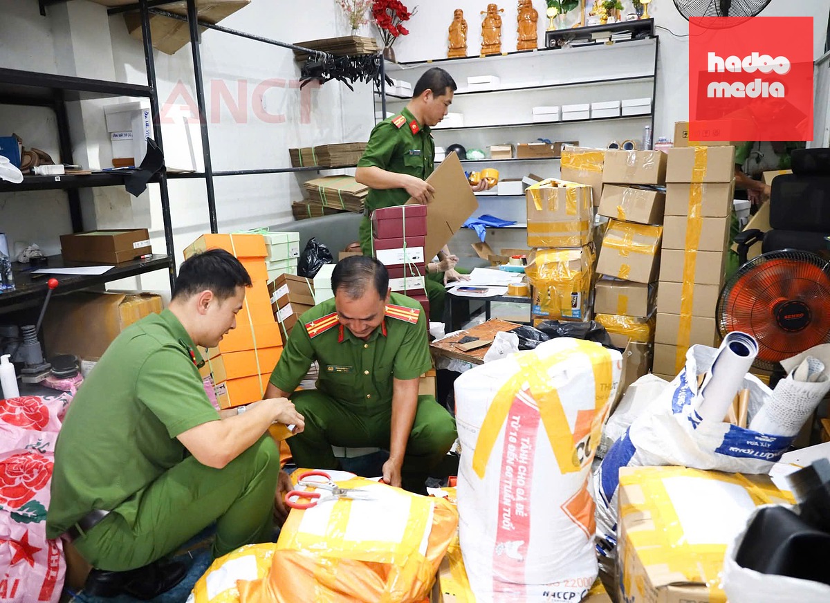 Cơ quan chức năng kiểm tra niêm phong các loại dép giả nhãn hiệu tại cơ sở Thanh Dương - Ảnh: CACC
