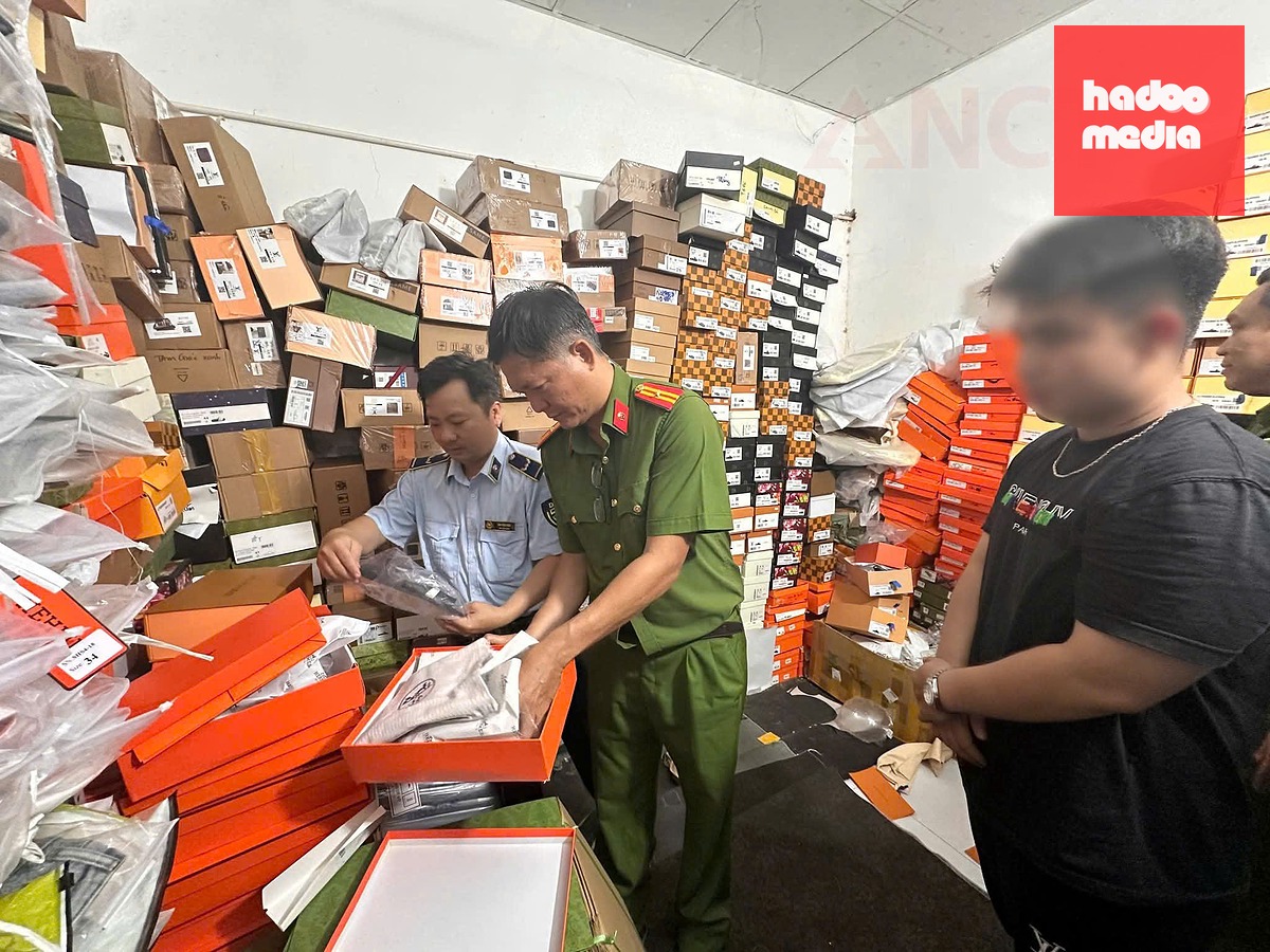 Công an và Quản lý thị trường TP Cần Thơ kiểm đếm số quần áo giả thương hiệu nổi tiếng tại cửa hàng Thanh Hiển Luxury - Ảnh: CACC