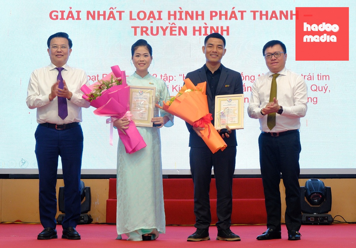 Đại diện nhóm tác giả nhận giải nhất loại hình phát thanh, truyền hình - Ảnh: SƠN LÂM