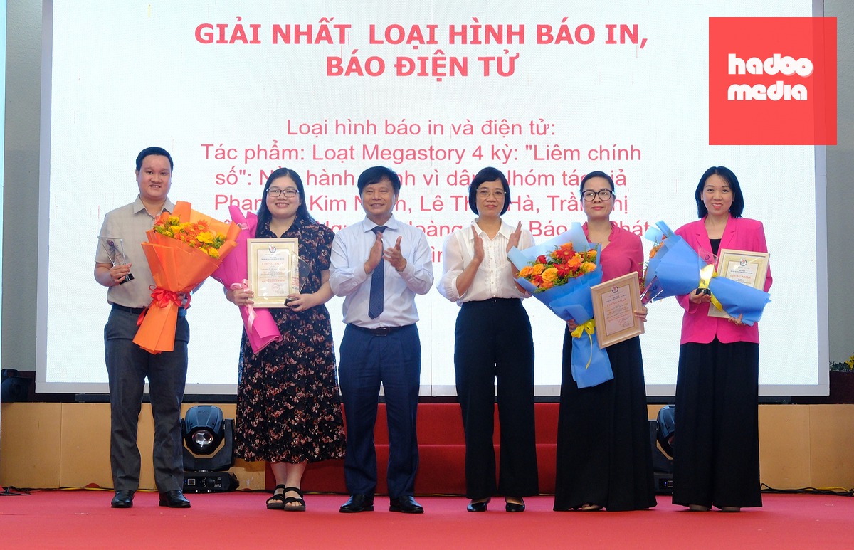 Nhóm tác giả đoạt giải nhất loại hình báo in, báo điện tử - Ảnh: SƠN LÂM